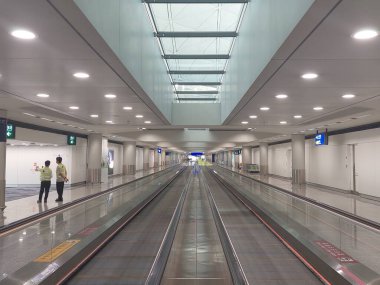 CHEK LAP KOK, HK - 22 Mayıs - Hong Kong Uluslararası Havaalanı yürüyüşçüsü 22 Mayıs 2024 tarihinde Chek Kap Kok, Hong Kong 'da. Hong Kong Uluslararası Havalimanı, Hong Kong 'un batısındaki Chek Kap Kok adasında yer alan uluslararası havaalanıdır..