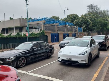 KOWLOON, HK - 22 Mayıs - Tesla model 3, 22 Mayıs 2024, Kowloon, Hong Kong. Tesla, Teksas, ABD 'de bulunan bir Amerikan otomotiv ve temiz enerji şirketidir..