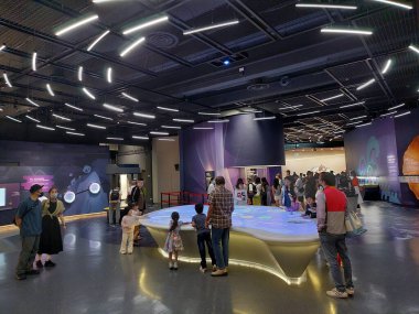 KOWLOON, HK - 22 Mayıs - Hong Kong, Kowloon 'da 22 Mayıs 2024' te HK Bilim Müzesi güçleri. Hong Kong, Kowloon 'da bir bilim müzesi..