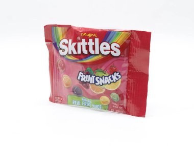 MANILA, PH - 22 Şubat - Skittles meyve atıştırmaları 22 Şubat 2025 tarihinde Manila, Filipinler 'de. Skittles İngiltere 'de Wingley şirketi tarafından yaratılan bir şeker üreticisi..