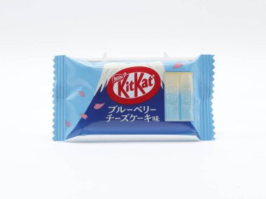 MANILA, PH - 22 Şubat - 22 Şubat 2025 tarihinde Manila, Filipinler 'de Kit kat yaban mersinli cheesecake aroması. Kit Kat İngiltere 'de çikolata üreticisi..
