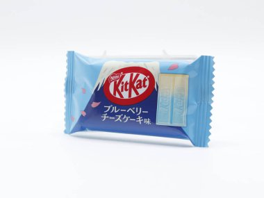 MANILA, PH - 22 Şubat - 22 Şubat 2025 tarihinde Manila, Filipinler 'de Kit kat yaban mersinli cheesecake aroması. Kit Kat İngiltere 'de çikolata üreticisi..