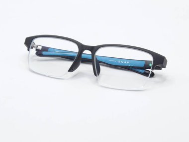 MANILA, PH-22 Şubat 2025 tarihinde Manila, Filipinler 'de gözlük takıyor. Sahibi Tokyo, Japonya merkezli bir göz giysisi imalatçısı..