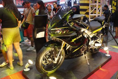Pasay, PH - MAR 22 - Voge 525rr 22 Mart 2025 tarihinde Pasay, Filipinler 'de yarışın içinde. İçerideki bisiklet festivali Filipinler 'de bir motosiklet etkinliği..