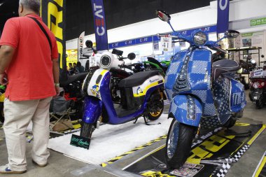 Pasay, PH - MAR 22 - Vespa 22 Mart 2025 tarihinde Pasay, Filipinler 'de yarışa katıldı. İçerideki bisiklet festivali Filipinler 'de bir motosiklet etkinliği..