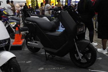 Pasay, PH - MAR 22 - Ecooter e5 22 Mart 2025 tarihinde Pasay, Filipinler 'de yarışın içinde. İçerideki bisiklet festivali Filipinler 'de bir motosiklet etkinliği..