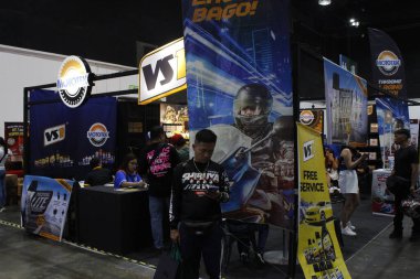 Pasay, PH - MAR 22 - Vs1 standında 22 Mart 2025 tarihinde Pasay, Filipinler 'de yarışlar düzenlendi. İçerideki bisiklet festivali Filipinler 'de bir motosiklet etkinliği..