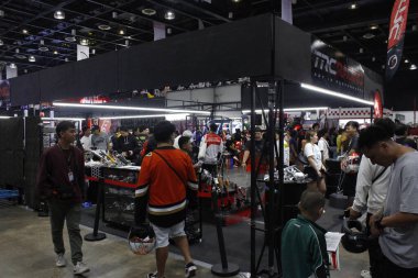 Pasay, PH - MAR 22 - 22 Mart 2025 tarihinde Pasay, Filipinler 'de Inside yarış bisiklet festivalinde Trc yarış standı. İçerideki bisiklet festivali Filipinler 'de bir motosiklet etkinliği..