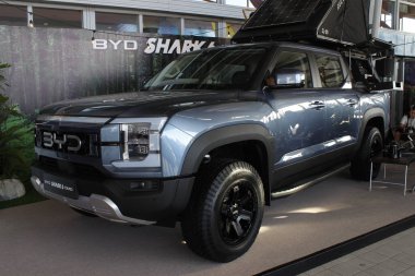 PAsay, PH - APR 13 - 13 Nisan 2025 tarihinde Filipinler 'in Pasay kentinde Manila Uluslararası Otomobil Fuarı' nda (MIAS) Byd köpekbalığı. MIAS, Filipinler 'de düzenlenen bir otomobil fuarıdır..