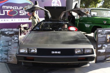 Pasay, PH - APR 13 - DeLorean DMC Manila Uluslararası Otomobil Fuarı 'nda (MIAS) 13 Nisan 2025, Pasay, Filipinler. MIAS, Filipinler 'de düzenlenen bir otomobil fuarıdır..