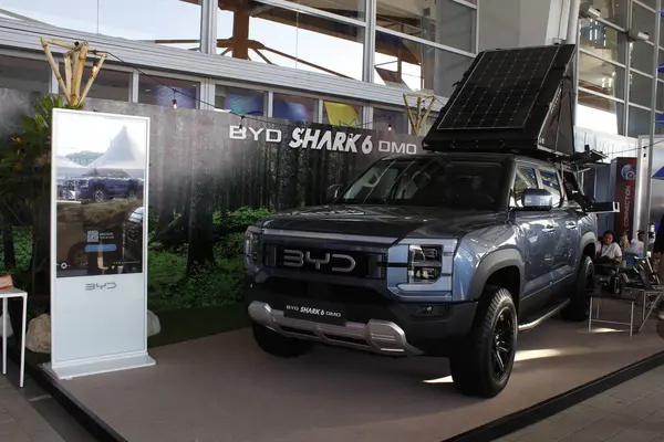 PAsay, PH - APR 13 - 13 Nisan 2025 tarihinde Filipinler 'in Pasay kentinde Manila Uluslararası Otomobil Fuarı' nda (MIAS) Byd köpekbalığı. MIAS, Filipinler 'de düzenlenen bir otomobil fuarıdır..