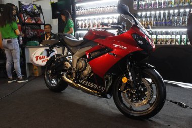 Pasay, PH - 13 Nisan - Manila Uluslararası Otomobil Fuarı 'nda (MIAS) 13 Nisan 2025' te Filipinler 'in Pasay kentinde düzenlenen Zafer Daytona 660. MIAS, Filipinler 'de düzenlenen bir otomobil fuarıdır..