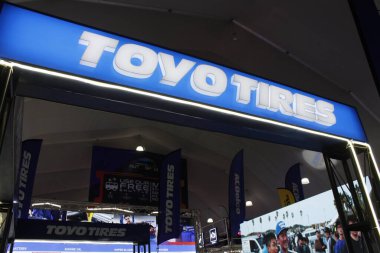 Pasay, PH - APR 13 - 13 Nisan 2025 'te Filipinler' deki Manila Uluslararası Otomobil Fuarı 'nda Toyo lastikleri tabelası. MIAS, Filipinler 'de düzenlenen bir otomobil fuarıdır..