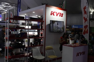 Pasay, PH - APR 13 - 13 Nisan 2025 tarihinde Filipinler 'in Pasay kentinde Manila Uluslararası Otomobil Fuarı' nda Kyb standı. MIAS, Filipinler 'de düzenlenen bir otomobil fuarıdır..