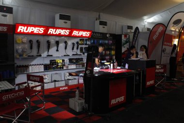 Pasay, PH - APR 13 - 13 Nisan 2025 'te Filipinler' deki Manila Uluslararası Otomobil Fuarı 'nda (MIAS) Rupes standı. MIAS, Filipinler 'de düzenlenen bir otomobil fuarıdır..