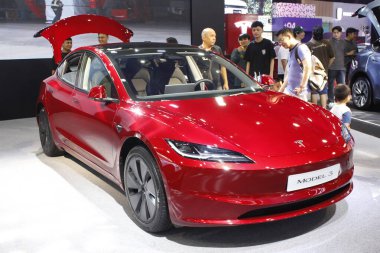 Pasay, PH - APR 13 - Tesla model 3 Manila Uluslararası Otomobil Fuarı 'nda (MIAS) 13 Nisan 2025 tarihinde Pasay, Filipinler' de. MIAS, Filipinler 'de düzenlenen bir otomobil fuarıdır..