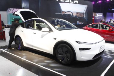 Pasay, PH - APR 13 - Tesla model Manila Uluslararası Otomobil Fuarı (MIAS) 13 Nisan 2025 tarihinde Pasay, Filipinler 'de. MIAS, Filipinler 'de düzenlenen bir otomobil fuarıdır..
