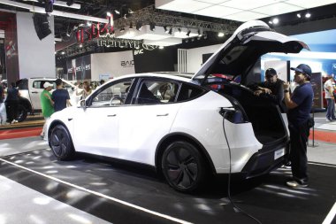 Pasay, PH - APR 13 - Tesla model Manila Uluslararası Otomobil Fuarı (MIAS) 13 Nisan 2025 tarihinde Pasay, Filipinler 'de. MIAS, Filipinler 'de düzenlenen bir otomobil fuarıdır..