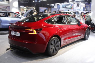 Pasay, PH - APR 13 - Tesla model 3 Manila Uluslararası Otomobil Fuarı 'nda (MIAS) 13 Nisan 2025 tarihinde Pasay, Filipinler' de. MIAS, Filipinler 'de düzenlenen bir otomobil fuarıdır..