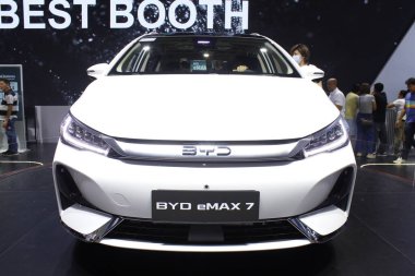 Pasay, PH - APR 13 - Byd emax 7 Manila Uluslararası Otomobil Fuarı 'nda (MIAS) 13 Nisan 2025, Pasay, Filipinler. MIAS, Filipinler 'de düzenlenen bir otomobil fuarıdır..