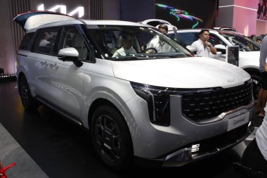 Pasay, PH-13 - 13 Nisan 2025 tarihinde Filipinler 'in Pasay kentinde düzenlenen Manila Uluslararası Otomobil Fuarı' nda Kia karnavalı. MIAS, Filipinler 'de düzenlenen bir otomobil fuarıdır..