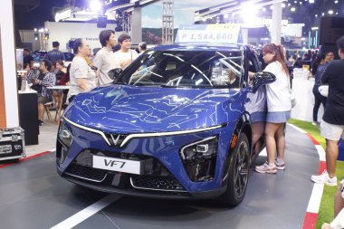 Pasay, PH - APR 13 - Vinfast Vf7 Manila Uluslararası Otomobil Fuarı 'nda (MIAS) 13 Nisan 2025, Pasay, Filipinler. MIAS, Filipinler 'de düzenlenen bir otomobil fuarıdır..