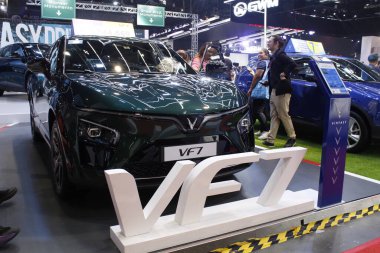 Pasay, PH - APR 13 - Vinfast Vf7 Manila Uluslararası Otomobil Fuarı 'nda (MIAS) 13 Nisan 2025, Pasay, Filipinler. MIAS, Filipinler 'de düzenlenen bir otomobil fuarıdır..