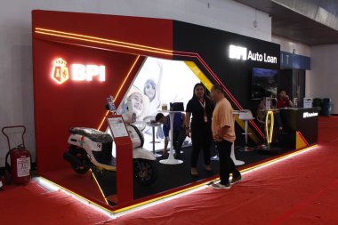 Pasay, PH - APR 13 - Manila Uluslararası Otomobil Fuarı 'nda (MIAS) BPI otomatik kredi standı 13 Nisan 2025 tarihinde Pasay, Filipinler' de. MIAS, Filipinler 'de düzenlenen bir otomobil fuarıdır..