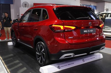 Pasay, PH - APR 13 - MG zs hev Manila Uluslararası Otomobil Fuarı 'nda (MIAS) 13 Nisan 2025, Pasay, Filipinler. MIAS, Filipinler 'de düzenlenen bir otomobil fuarıdır..