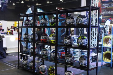 Pasay, PH - MAR 22 - 22 Mart 2025 tarihinde Pasay, Filipinler 'deki Inside yarış bisikleti festivalinde rastgele standı. İçerideki bisiklet festivali Filipinler 'de bir motosiklet etkinliği..