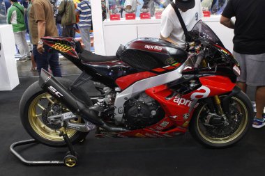 Pasay, PH - MAR 22 - β lia Rsv4 22 Mart 2025 tarihinde Pasay, Filipinler 'de yarışın içinde. İçerideki bisiklet festivali Filipinler 'de bir motosiklet etkinliği..