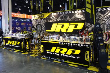 Pasay, PH-MAR 22 - 22 Mart 2025 tarihinde Pasay, Filipinler 'deki Inside yarış bisikleti festivalinde Jrp standı. İçerideki bisiklet festivali Filipinler 'de bir motosiklet etkinliği..