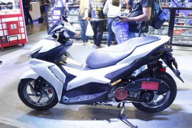 Pasay, PH - MAR 22 - Yamaha aerox 22 Mart 2025 tarihinde Pasay, Filipinler 'de yarışın içinde. İçerideki bisiklet festivali Filipinler 'de bir motosiklet etkinliği..