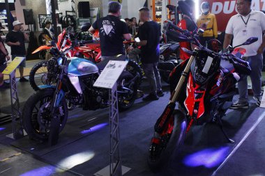 Pasay, PH - MAR 22 - Ducati hypermotard 22 Mart 2025 tarihinde Pasay, Filipinler 'de Inside yarış bisikleti festivalinde. İçerideki bisiklet festivali Filipinler 'de bir motosiklet etkinliği..