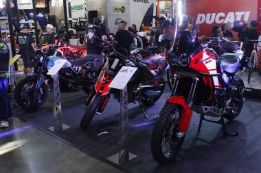 Pasay, PH - MAR 22 - Ducati desertx 22 Mart 2025 tarihinde Pasay, Filipinler 'de yarışın içinde. İçerideki bisiklet festivali Filipinler 'de bir motosiklet etkinliği..
