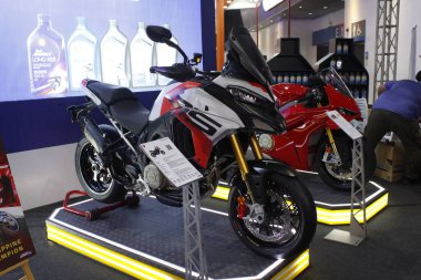 Pasay, PH - MAR 22 - Ducati multistrada 22 Mart 2025 tarihinde Pasay, Filipinler 'de yarışa katıldı. İçerideki bisiklet festivali Filipinler 'de bir motosiklet etkinliği..
