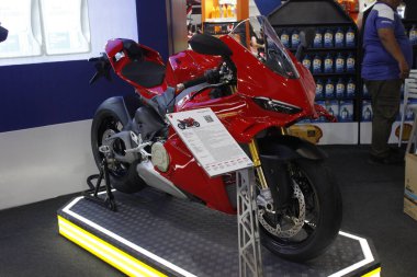 Pasay, PH - MAR 22 - Ducati panigale v4 's 22 Mart 2025 tarihinde Pasay, Filipinler' de yarışın içinde. İçerideki bisiklet festivali Filipinler 'de bir motosiklet etkinliği..