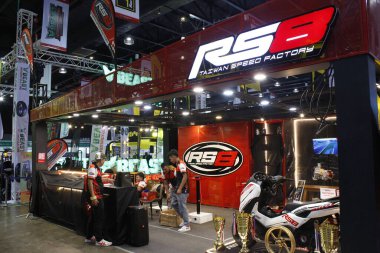 Pasay, PH-MAR 22 - 22 Mart 2025 tarihinde Pasay, Filipinler 'deki Inside yarış bisikleti festivalinde Rs8 standı. İçerideki bisiklet festivali Filipinler 'de bir motosiklet etkinliği..