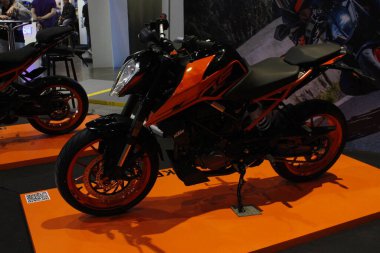 Pasay, PH - MAR 22 - Ktm dük 200 22 Mart 2025 tarihinde Pasay, Filipinler 'de yarışa katıldı. İçerideki bisiklet festivali Filipinler 'de bir motosiklet etkinliği..