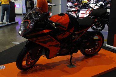 Pasay, PH - MAR 22 - Ktm Rc 200 22 Mart 2025 tarihinde Pasay, Filipinler 'de yarışın içinde. İçerideki bisiklet festivali Filipinler 'de bir motosiklet etkinliği..
