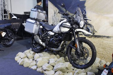 Pasay, PH - MAR 22 - Royal Enfield himalayan 22 Mart 2025 tarihinde Pasay, Filipinler 'de yarışa katıldı. İçerideki bisiklet festivali Filipinler 'de bir motosiklet etkinliği..