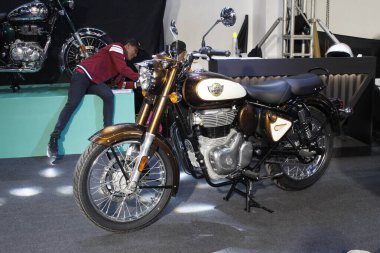 Pasay, PH - MAR 22 - Royal Enfield klasiği 350 yarışın içinde 22 Mart 2025 tarihinde Pasay, Filipinler 'de. İçerideki bisiklet festivali Filipinler 'de bir motosiklet etkinliği..