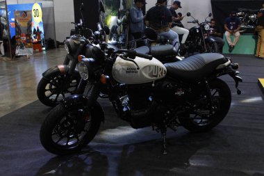 Pasay, PH - MAR 22 - Royal enfield hunter 350 22 Mart 2025 tarihinde Pasay, Filipinler 'de yarışın içinde. İçerideki bisiklet festivali Filipinler 'de bir motosiklet etkinliği..