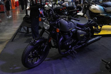 Pasay, PH - MAR 22 - 22 Mart 2025 tarihinde Pasay, Filipinler 'deki Inside yarış bisiklet festivalinde Royal Enfield av tüfeği. İçerideki bisiklet festivali Filipinler 'de bir motosiklet etkinliği..