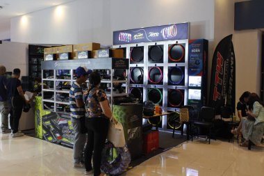 Pasay, PH - MAR 22 - Kvin standı 22 Mart 2025 tarihinde Pasay, Filipinler 'de yarışa katıldı. İçerideki bisiklet festivali Filipinler 'de bir motosiklet etkinliği..