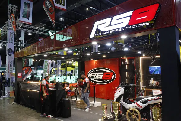 Pasay, PH-MAR 22 - 22 Mart 2025 tarihinde Pasay, Filipinler 'deki Inside yarış bisikleti festivalinde Rs8 standı. İçerideki bisiklet festivali Filipinler 'de bir motosiklet etkinliği..