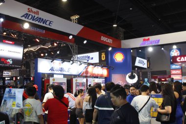 PASAY, PH - APR. 5 - 5 Nisan 2025 'te Filipinler' in Pasay şehrinde Makina Moto Show 'da kabuk avans standı. Makina Moto, Filipinler 'de düzenlenen bir motosiklet fuarı.. 