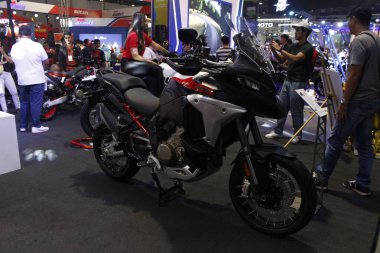 PASAY, PH - APR. 5 - Ducati multistrada Makina Moto Show 'da 5 Nisan 2025 tarihinde Pasay, Filipinler' de. Makina Moto, Filipinler 'de düzenlenen bir motosiklet fuarı.. 