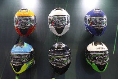 PASAY, PH - APR. 5 - Makina Moto Show 'da Mookem miğferleri 5 Nisan 2025 tarihinde Pasay, Filipinler' de. Makina Moto, Filipinler 'de düzenlenen bir motosiklet fuarı.. 