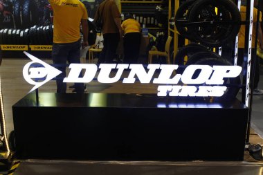 PASAY, PH - APR. 5 - Filipinler, Pasay 'da 5 Nisan 2025 tarihinde Makina Moto Show' da Dunlop standı. Makina Moto, Filipinler 'de düzenlenen bir motosiklet fuarı.. 
